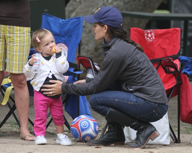 Jennifer Garner, baseball hat, black jacket, jeans, black boots, braid, wedding ring