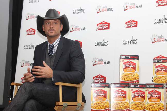 Tim McGraw, suit, cowboy hat