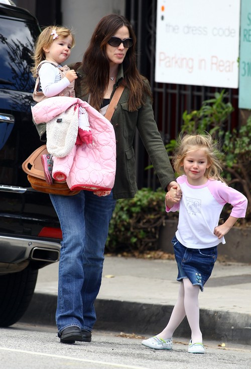 Jennifer Garner, green jacket, white sweater, sunglasses