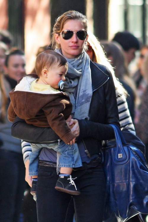 gisele bundchen, sunglasses, scarf, black jacket, jeans, 