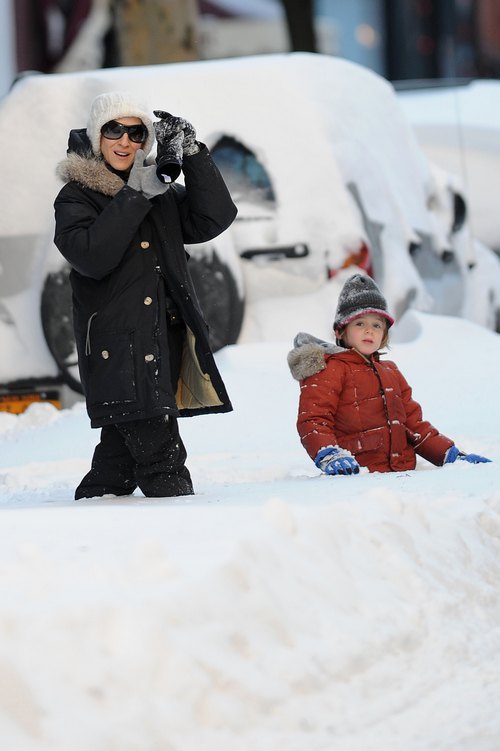 Sarah Jessica Parker, black puffy winter coat, knit hat