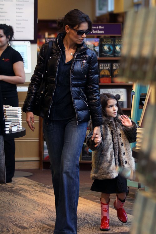 Katie Holmes, Black winter coat, jeans, sunglasses