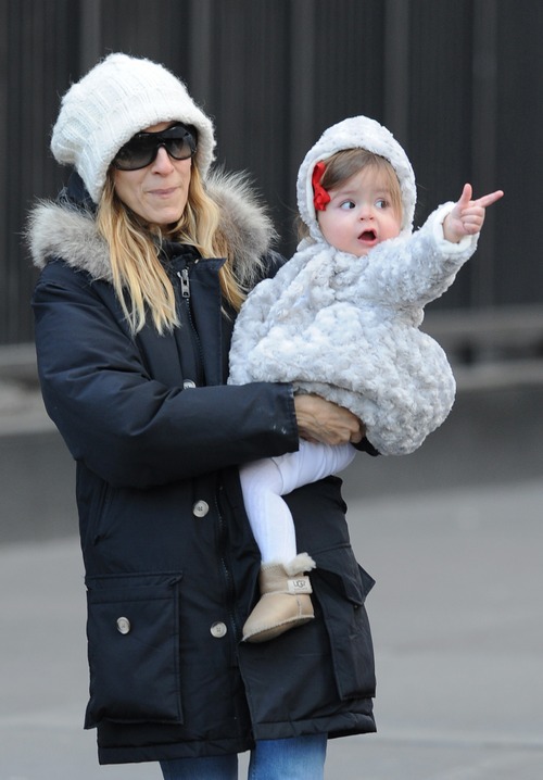 Sarah Jessica Parker, black coat, gray knit hat, sunglasses