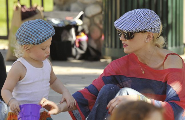 Gwen Stefani, golf hat, sunglasses, purple and orange striped top