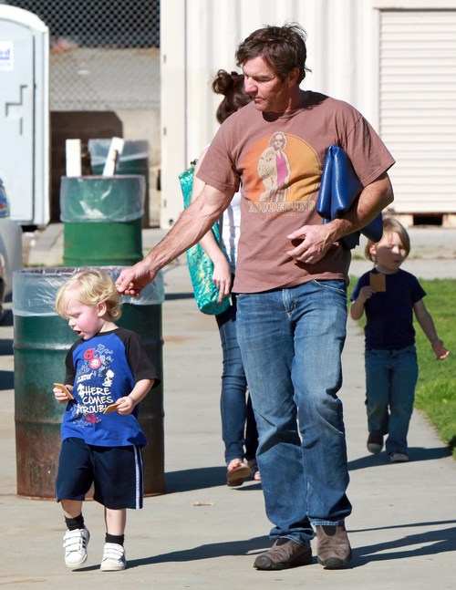 Dennis Quaid, t-shirt, jeans