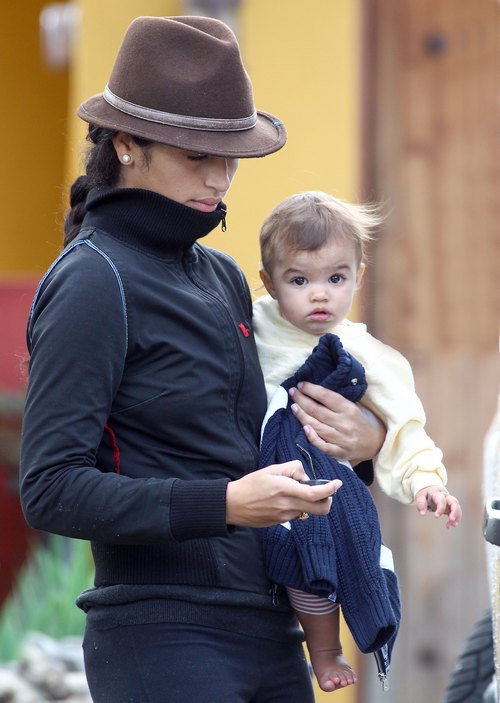 Camila Alves, fedora, black jacket, black pants, 