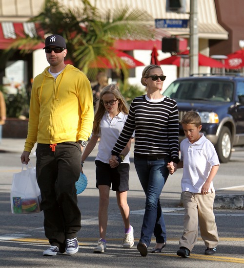 Reese Witherspoon, striped shirt, jeans, ballet flats