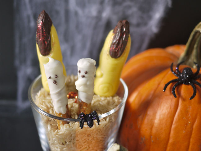 Easy Last Minute Halloween Pretzel Ghosts