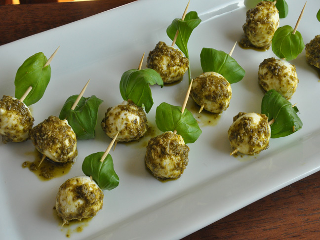 Pesto-Dipped Boconcinni Bites Recipe