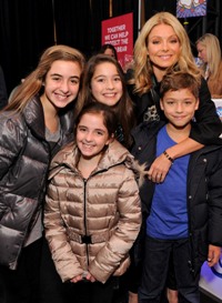 Kelly Ripa Celeb Mom