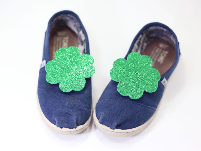 diy green shamrock shoe clips