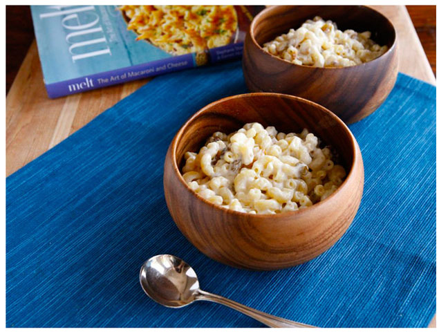 raisin mac and cheese in wood bowls