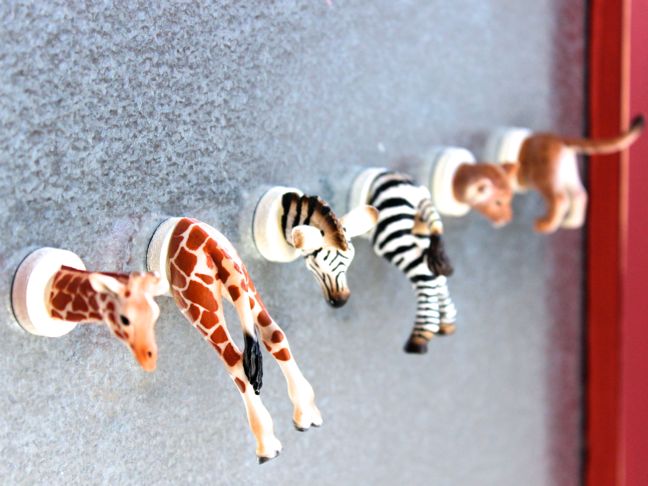 plastic-toy-animals-giraffe-zebra-magnet-