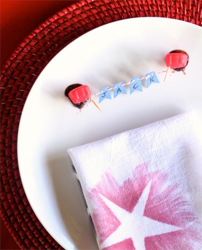 cinnamon-bear-red-blue-banner-chocolate-napkin-place-setting