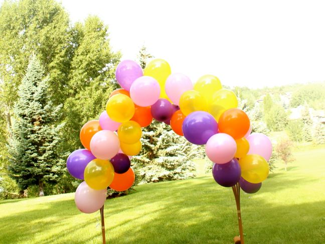 pink-red-yellow-balloons-diy-lemonade-stand-summer-tiki-torches