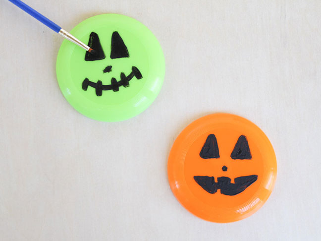 Jack-O-Lantern Frisbee DIY