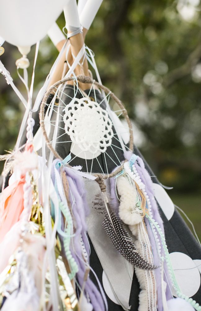 dream-catcher-feathers-pastel