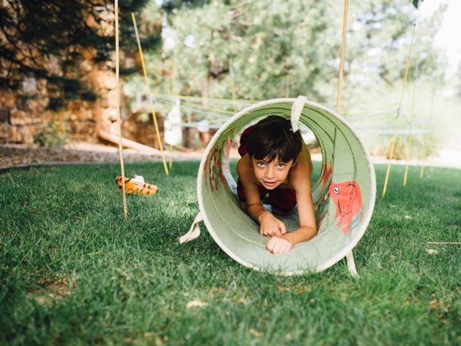 tunnel-crawl-diy-outdoor-obstacle-course-for-kids