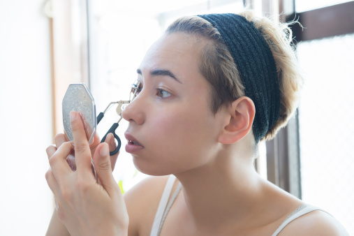 curling-eyelashes