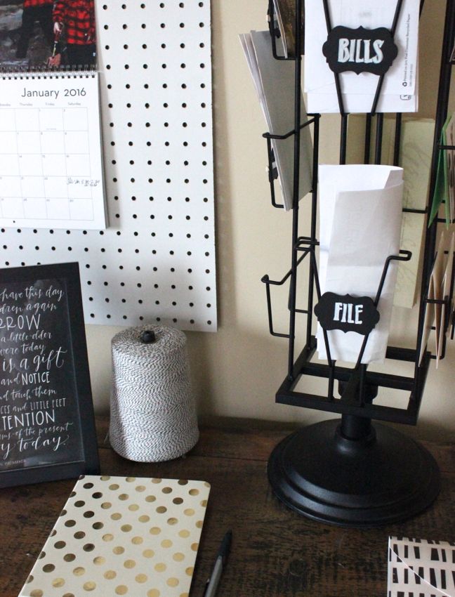 desk-organization-black-white-chalkboard-labels