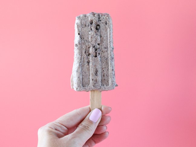 Healthier Popsicle Recipe: Cookies & Cream Yogurt Pops