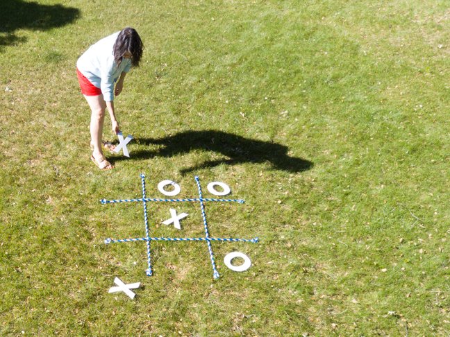 mom-playing-tic-tac-toe