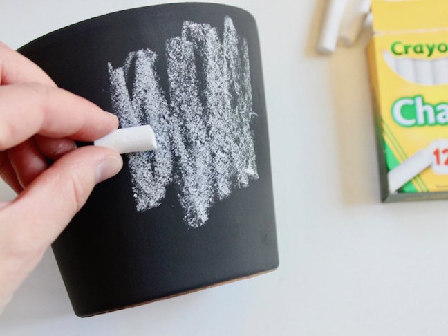 These DIY Chalkboard Planters Make It So Easy To Label Plants