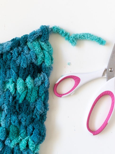 How to Finger Knit a Scarf in Less Than One Hour