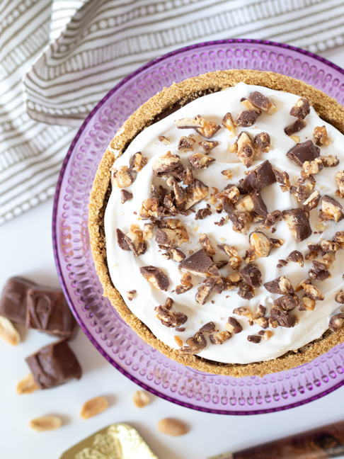 This Easy No-Bake Snickers Pie is Perfect for Summer Parties