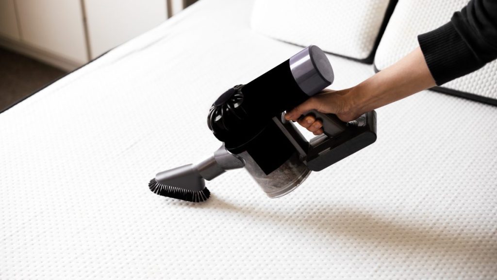 Mattress cleaning using a vacuum cleaner