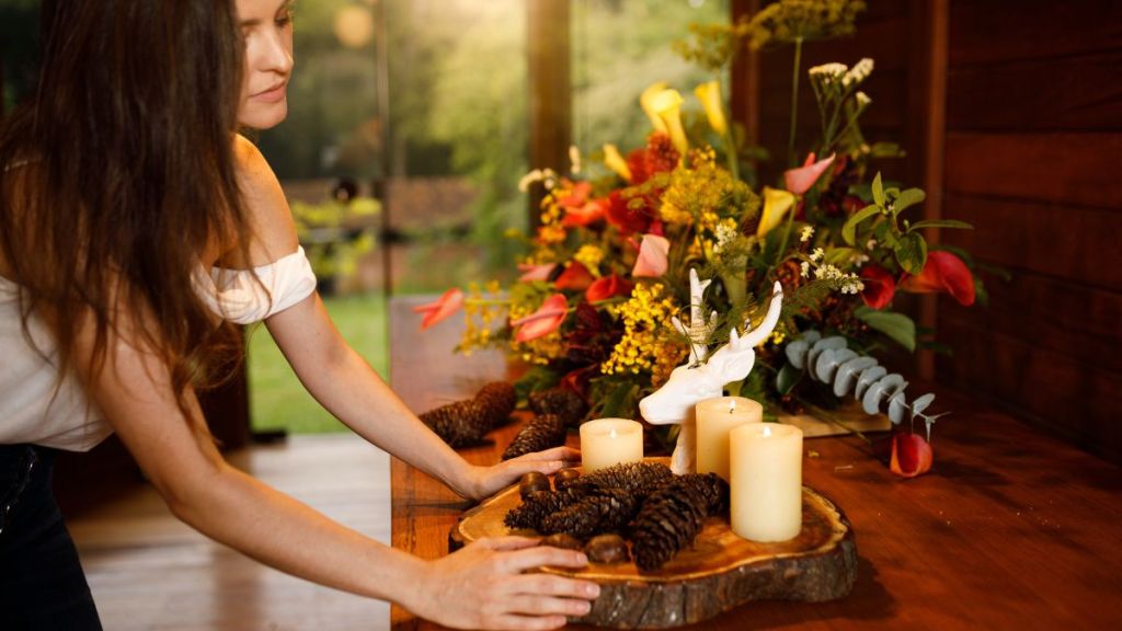 Table with fall-coded centerpieces that could be a good DIY idea.