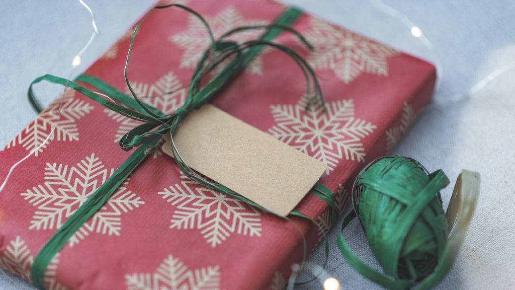 reusing gift wrap tips