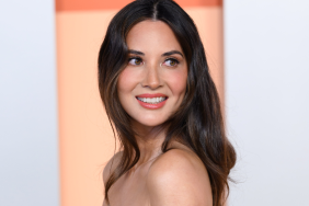 Olivia Munn daughter Méi standing