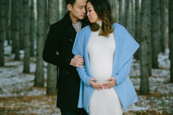 Snowy Snuggles Maternity Photo Idea