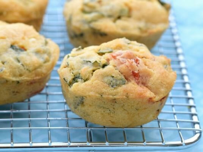 Spinach, tomato and corn muffins