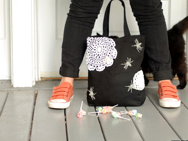 No-Sew Halloween Doily Bag