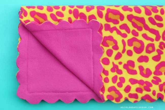 DIY Scalloped Fleece Throw Blanket