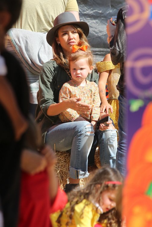  Mr. Bones Pumpkin Patch - Jessica Alba