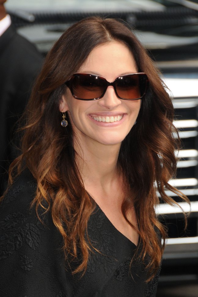 Julia Roberts, sunglasses, black blouse