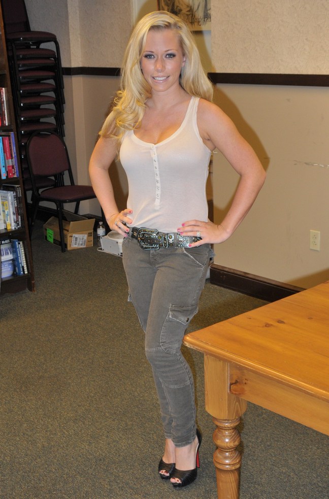 Kendra wilkinson, tank top, cream tank top, beige tank top, gray jeans, black belt, peep toe heels black